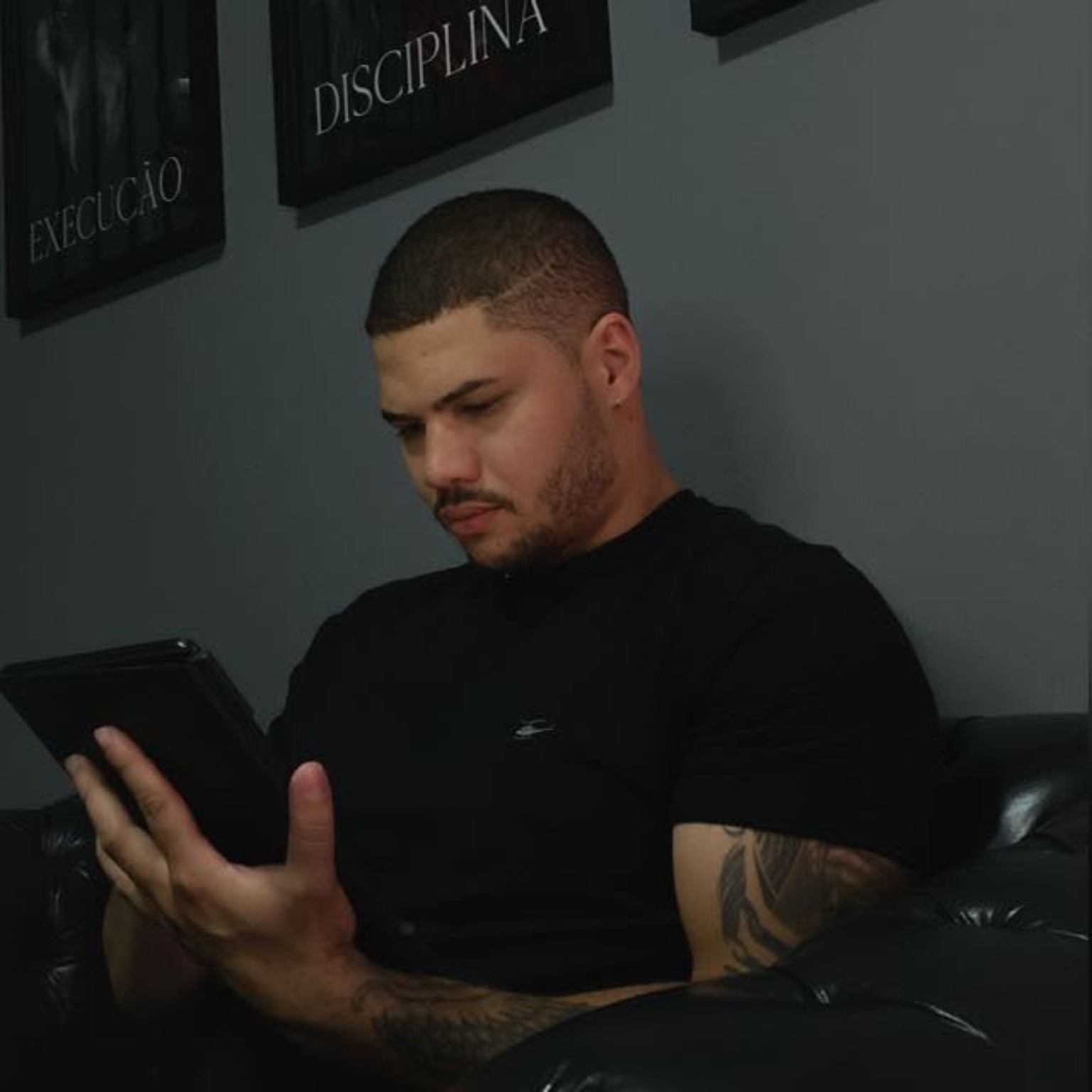 Lucas no estúdio de tatuagem